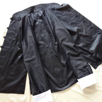 Tai Chi Anzugjacke | Bio-Baumwolle, schwarz mit weiß besticktem Kragen