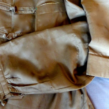 Hemd aus Bio-Baumwolle Satin, Farbe Khaki | Detail